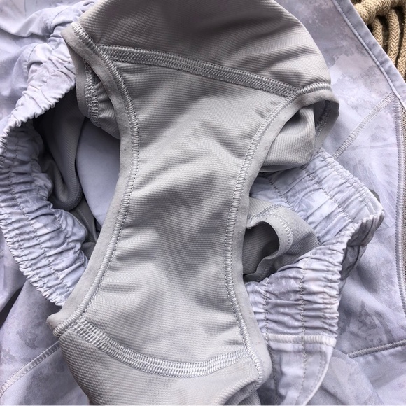 Lululemon Hotty Hot Shorts Size 4 Tall - Mini Tropical Shadow Starlight - Picture 8 of 9